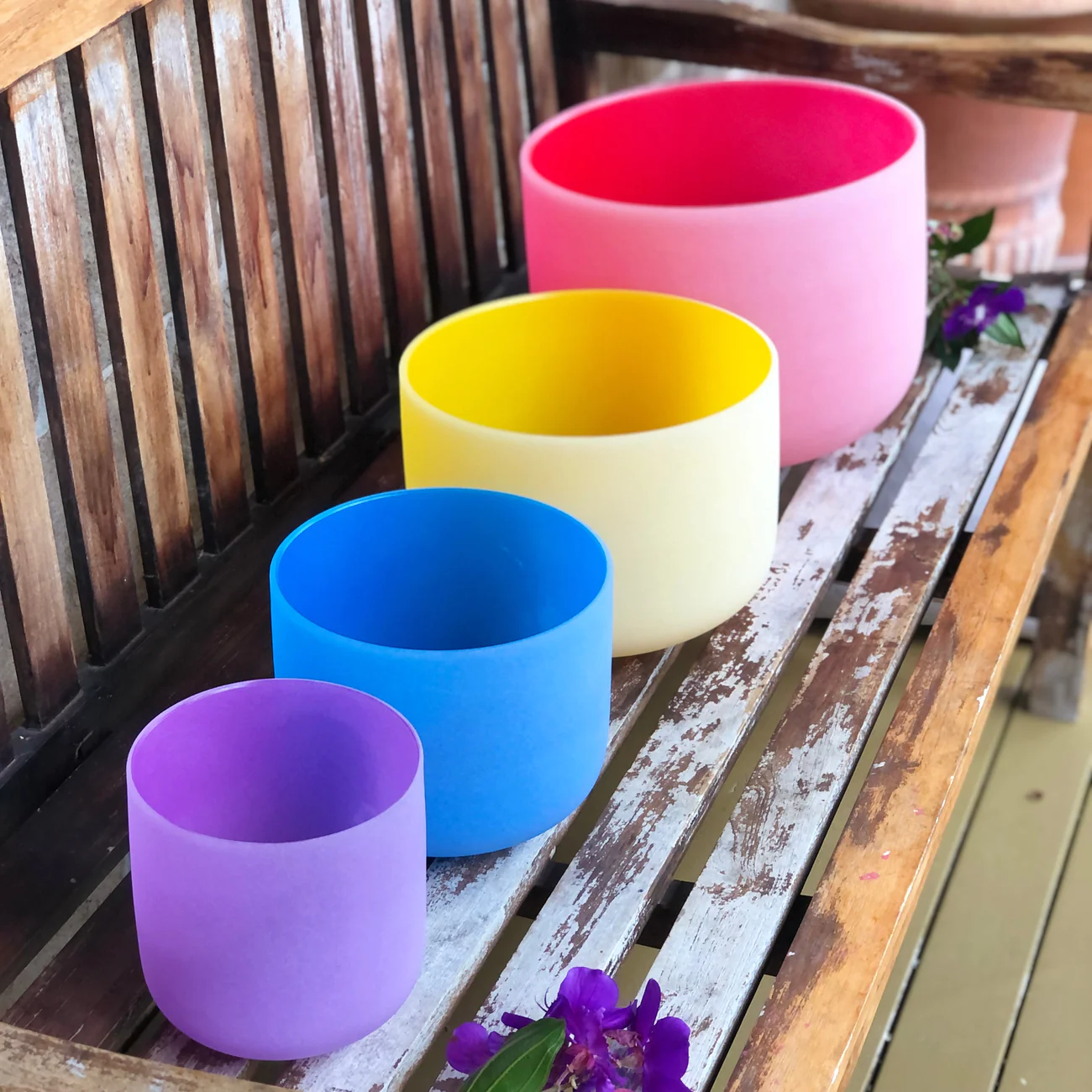 Set Of 4 Coloured Crystal Singing Bowls In Beige Bags