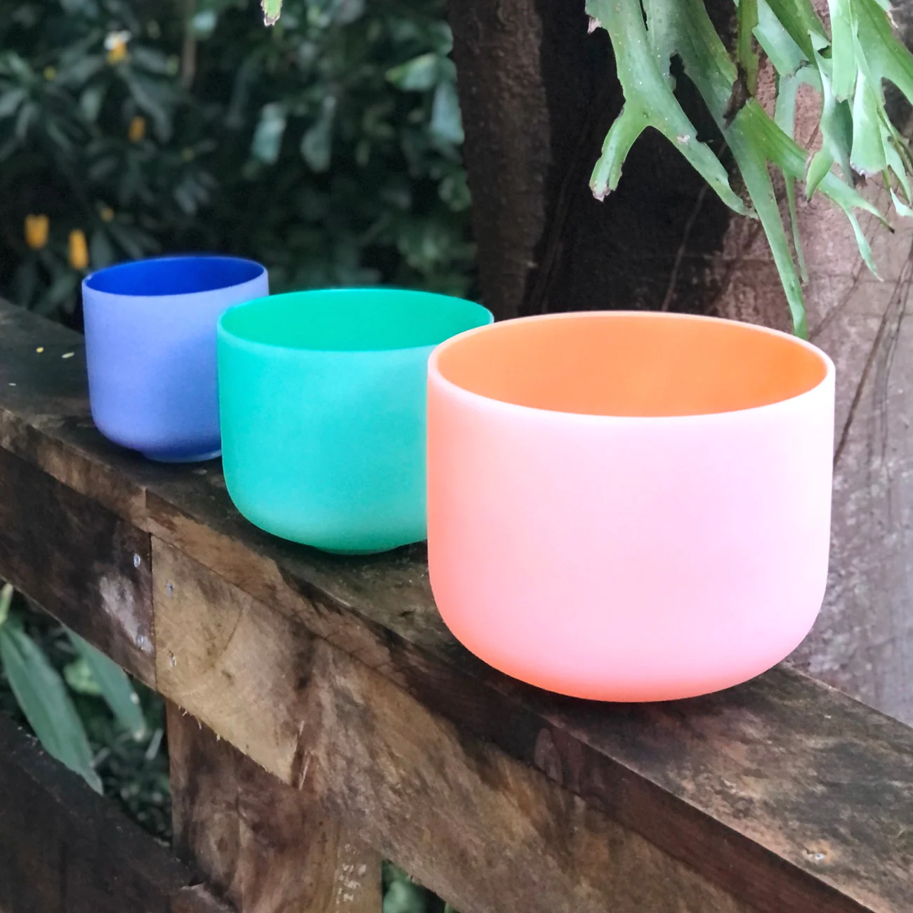 Set Of 3 Coloured Crystal Singing Bowls In Beige Bags