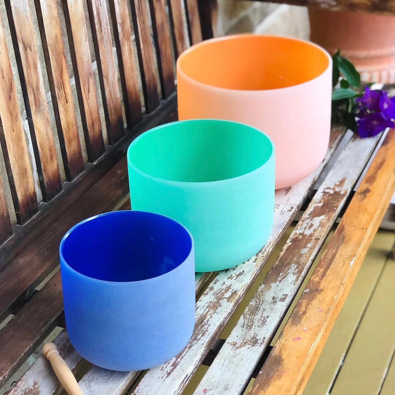 Set Of 3 Coloured Crystal Singing Bowls In Beige Bags
